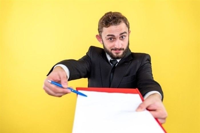 Как получить трудовую книжку, если работодатель её не возвращает?