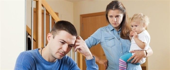 Кому могут выплачивать алименты в браке?